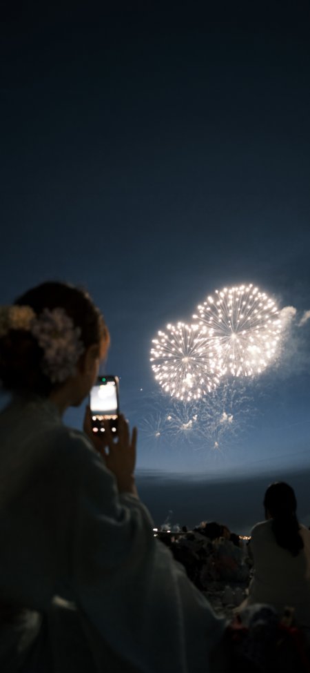 和服美女海边拍摄烟花绽放夜景人像摄影手机壁纸