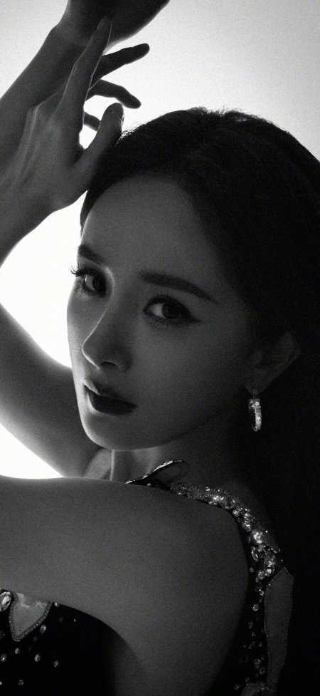 杨幂黑白光影特写手部动作高级质感人物摄影手机壁纸