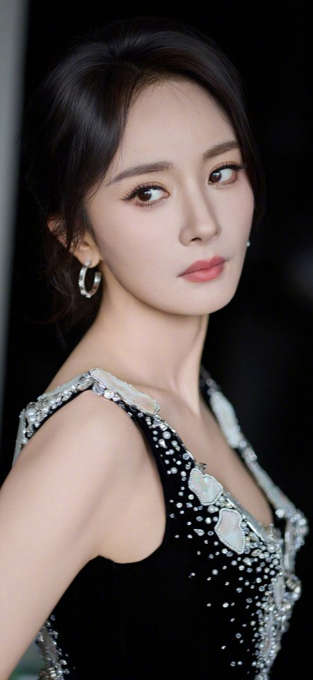 杨幂回眸眼神深邃耳环闪耀红唇黑发港风美人摄影手机壁纸