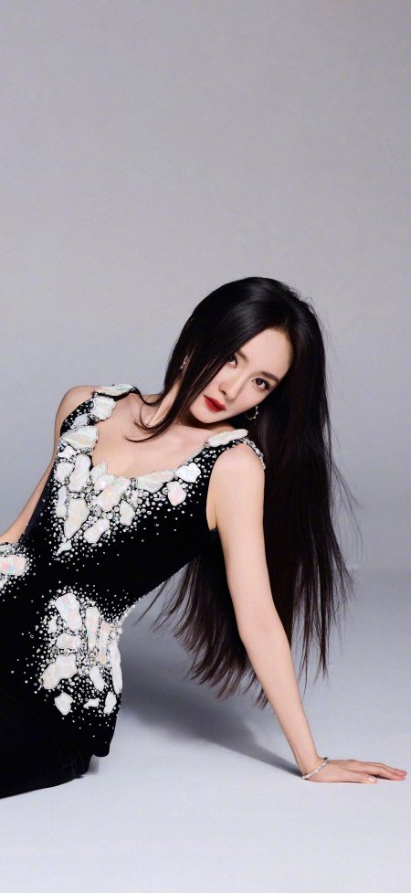 杨幂坐姿侧卧镜头黑发飞扬人物摄影手机壁纸