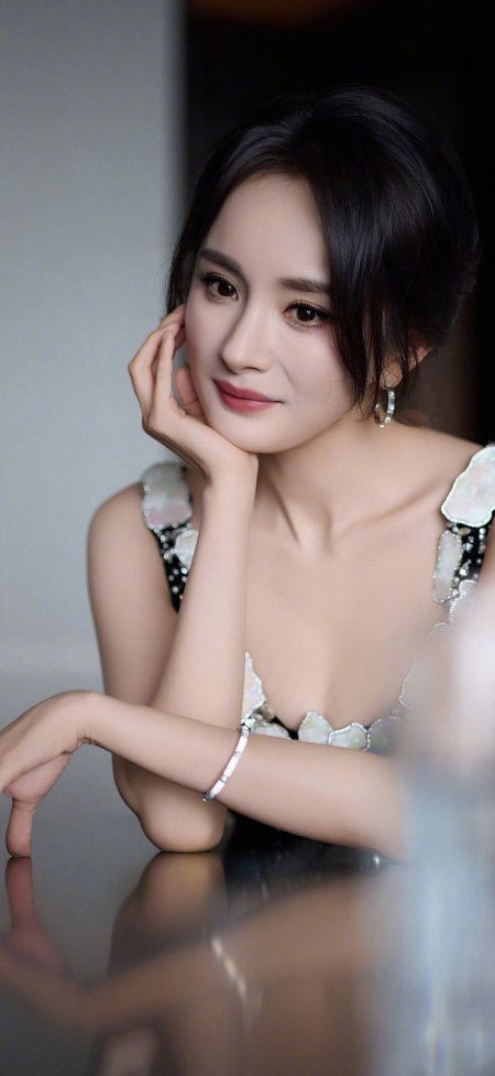 杨幂托腮凝视镜头银色饰品点缀精致妆容人物摄影手机壁纸