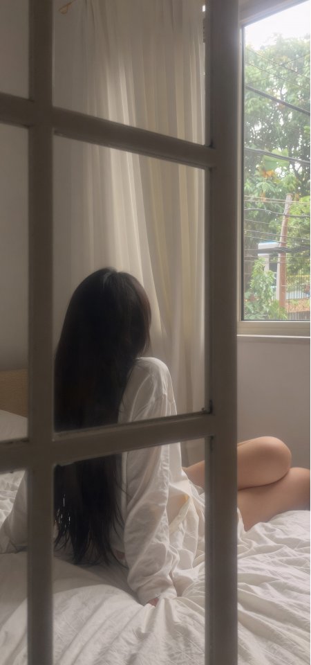 窗格白衬衫背影居家氛围感美女手机壁纸