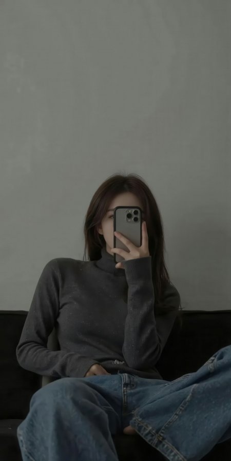 高领毛衣牛仔裤对镜自拍美女手机壁纸