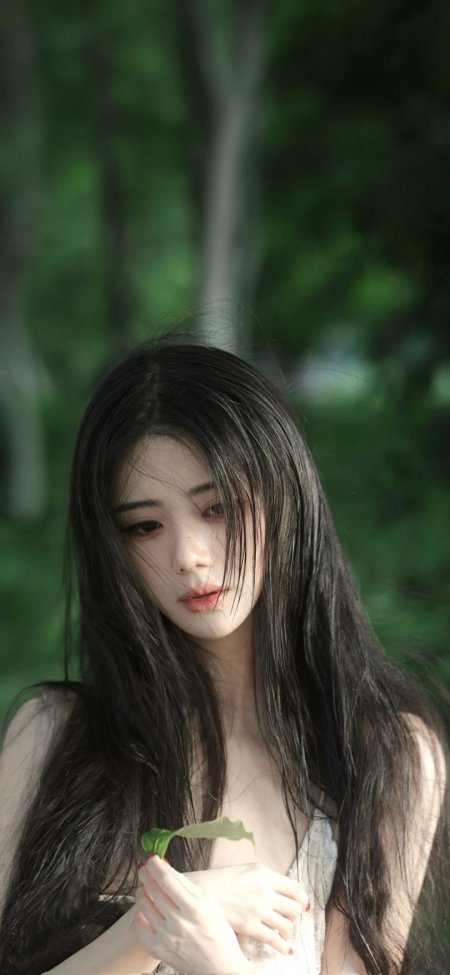 森林蕾丝白裙忧郁氛围美女摄影手机壁纸