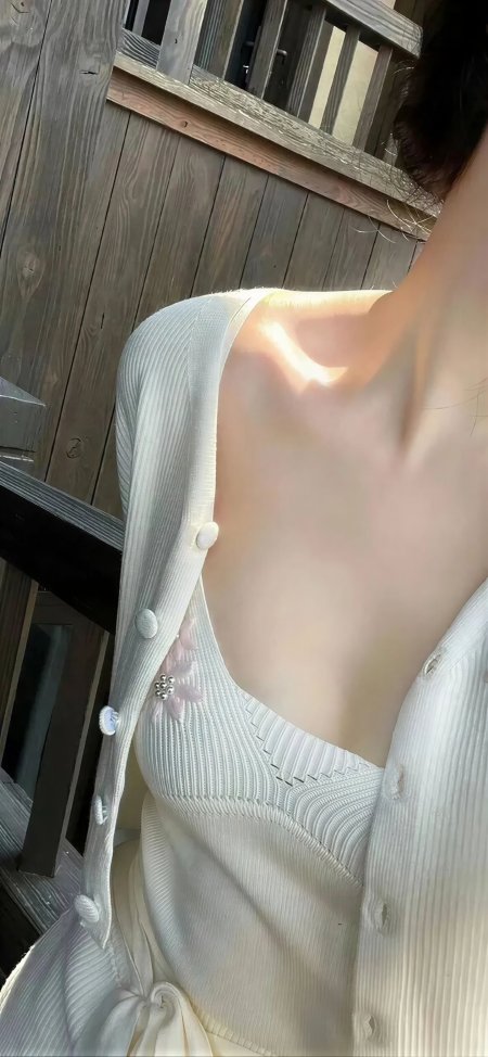温柔美女米白针织阳光肩颈特写美女手机壁纸