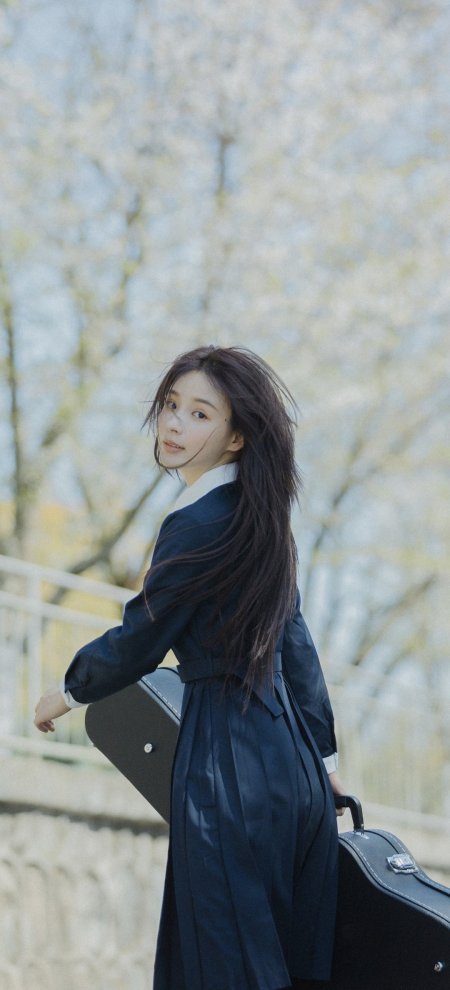 樱花树下长发美女回眸背琴文艺美女手机壁纸