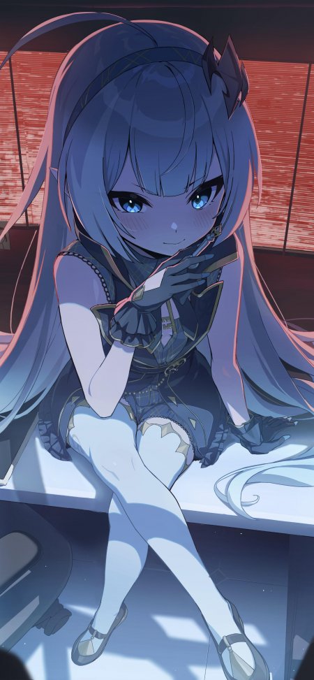 蓝发少女桌面坐姿百叶窗红光动漫手机壁纸