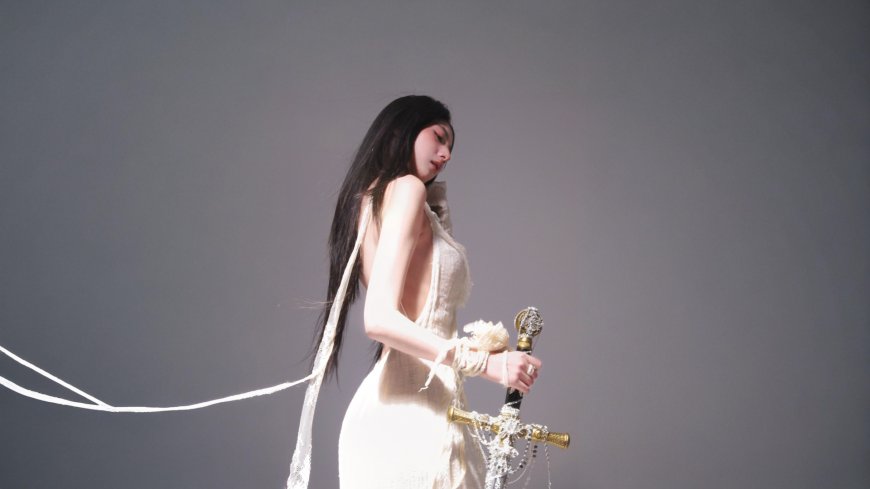 唯美白裙长发持剑气质美女摄影电脑壁纸