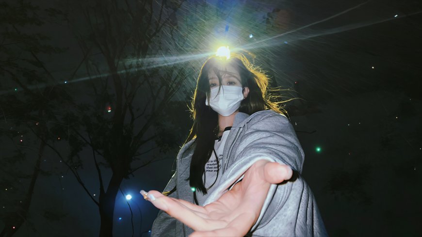 夜景口罩连帽卫衣美女伸手逆光氛围摄影电脑壁纸