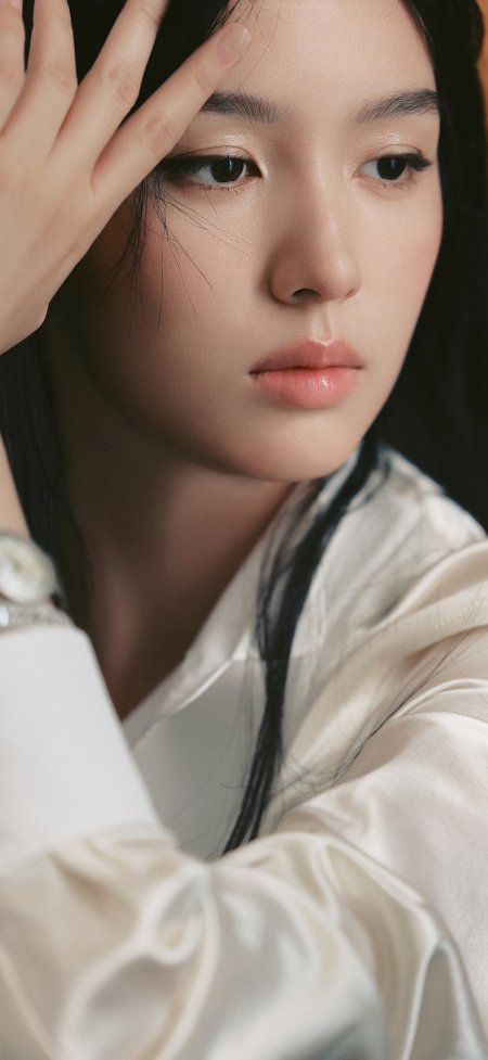 气质美女绸缎衬衫侧颜静谧人像手机壁纸