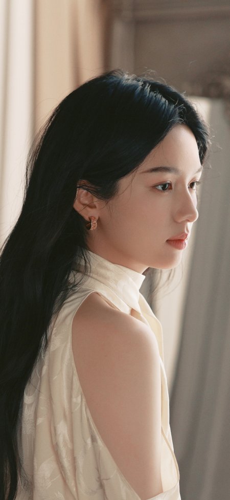 侧脸黑发美女米色雕花上衣优雅人像手机壁纸