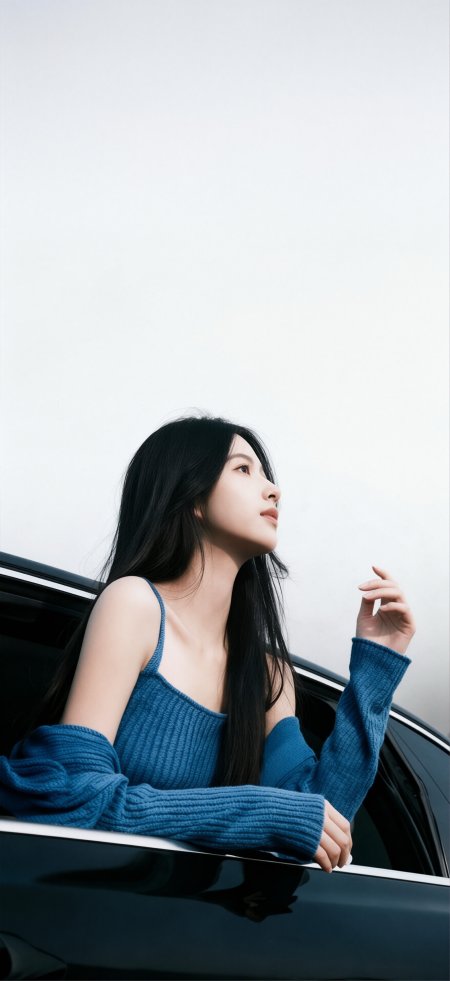 车窗探身蓝针织衫美女静谧手机壁纸