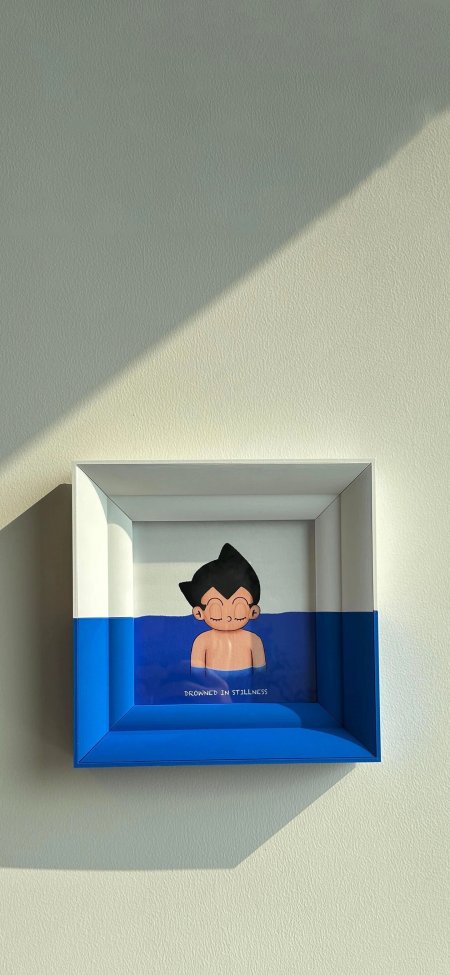 阿童木静谧溺水蓝白框画极简动漫手机壁纸