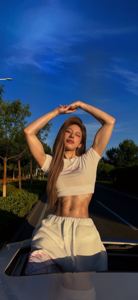 金发美女天窗伸臂向阳腹肌身材日落摄影手机壁纸