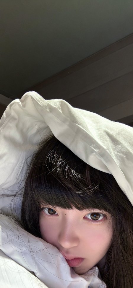 白被半遮脸美女温柔眼神慵懒治愈摄影手机壁纸