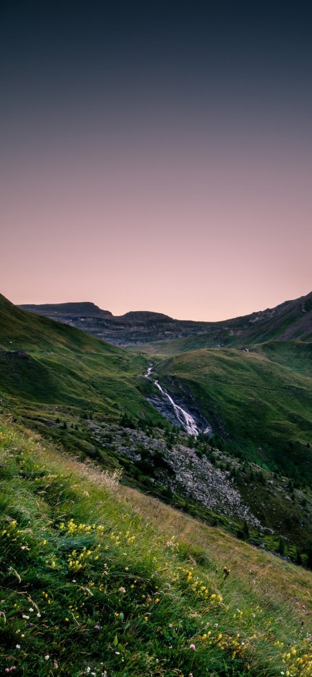 山间瀑布野花草地渐变粉暮天空风景手机壁纸