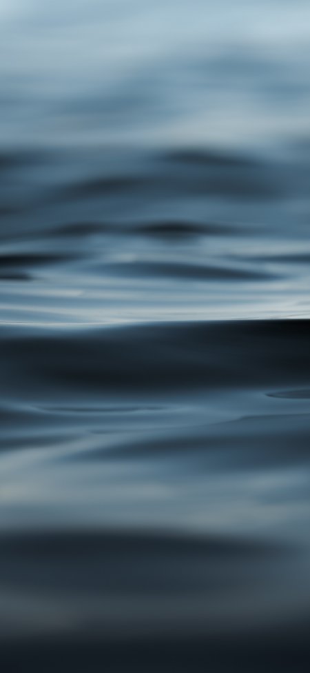深蓝水面涟漪波纹柔焦极简静谧风景手机壁纸