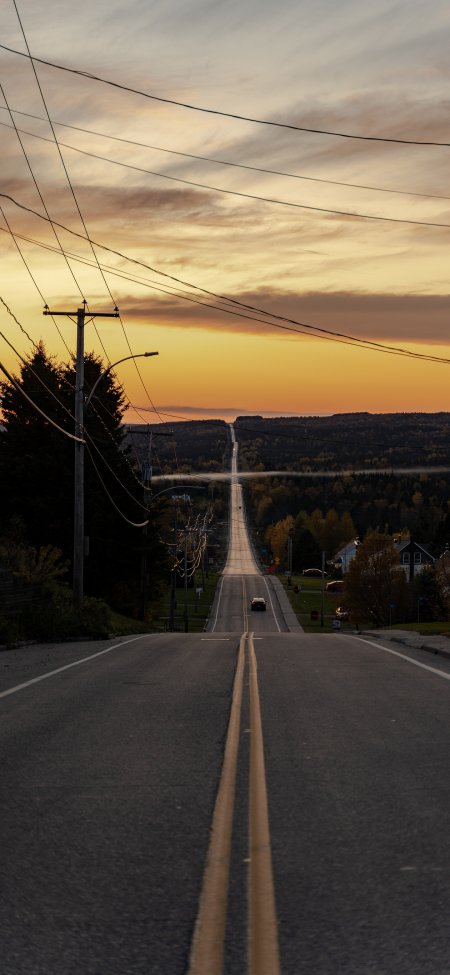 笔直公路夕阳薄雾远山公路旅行风景手机壁纸