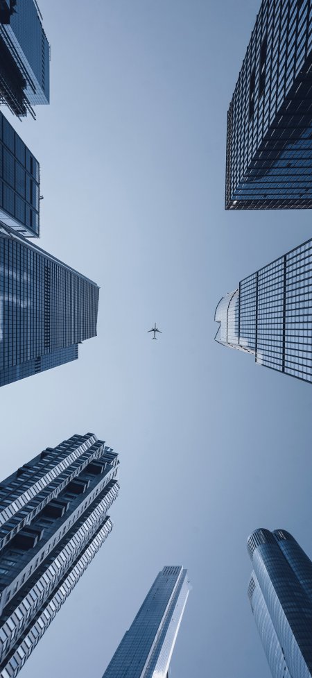 摩天大楼仰拍飞机穿越都市天际线风景手机壁纸