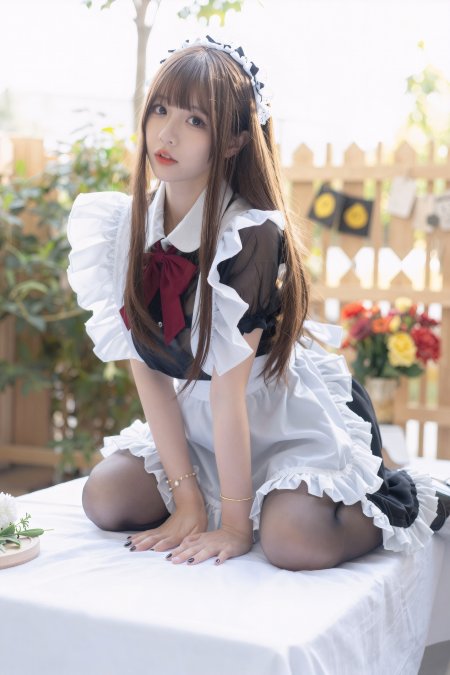 花园红蝴蝶结女仆cosplay美女手机壁纸