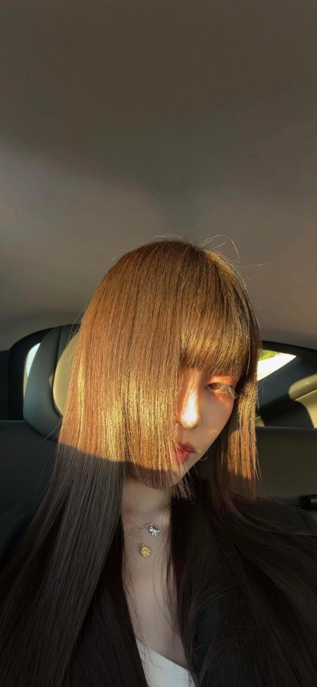 棕发少女车内逆光金色夕照氛围感唯美写真手机壁纸