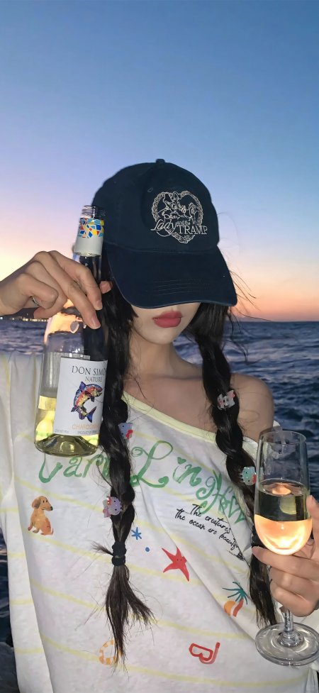 海滩黄昏白葡萄酒迪士尼帽双辫美女手机壁纸