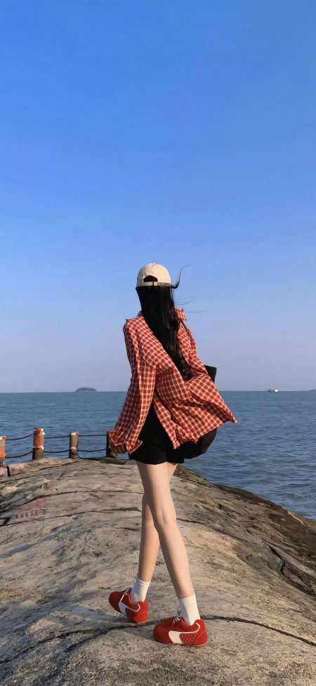 防波堤红格衫黑发明海背影度假风美女手机壁纸