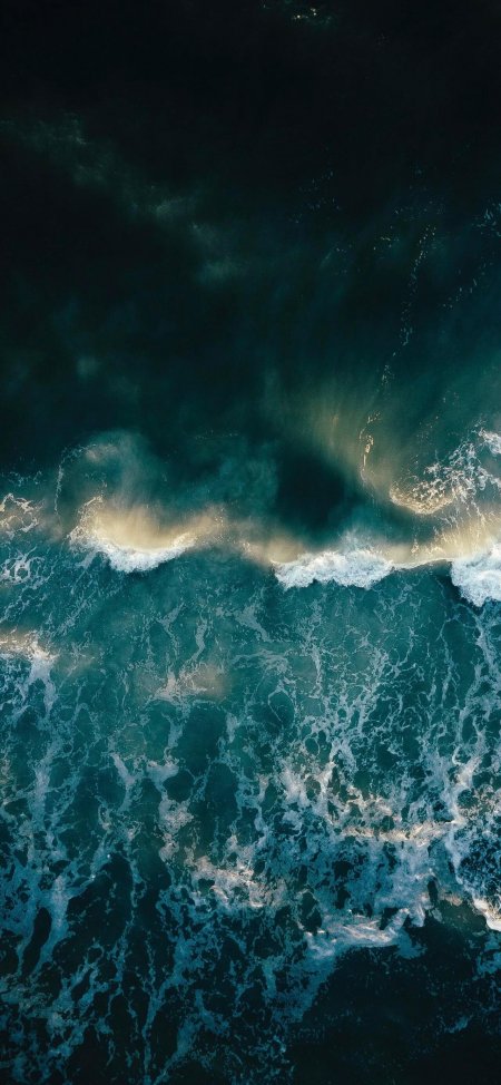 俯拍碧蓝海浪白色泡沫金色阳光风景手机壁纸