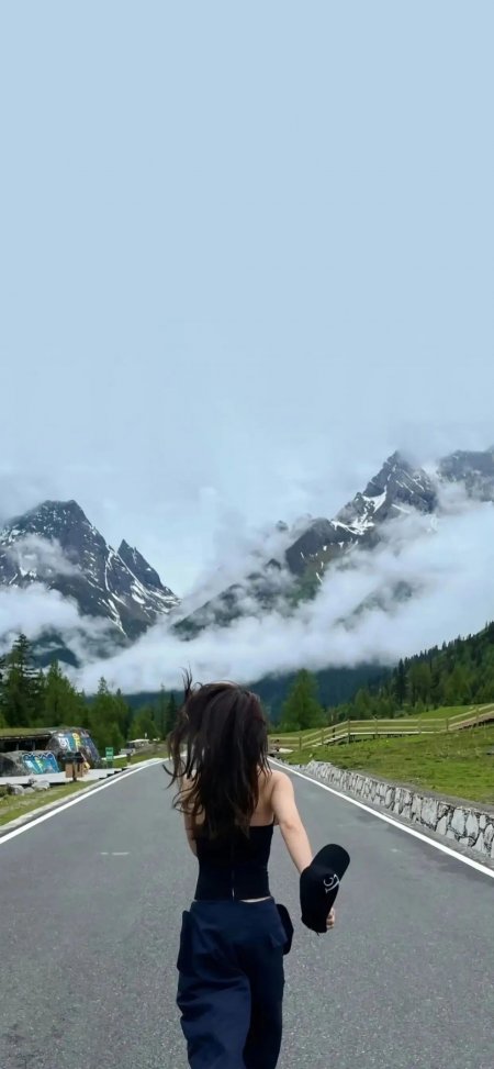雪山云雾公路奔跑美女背影手机壁纸