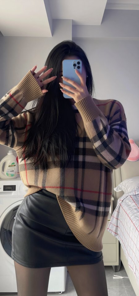 格纹毛衣黑皮裙美女黑丝对镜摄影手机壁纸