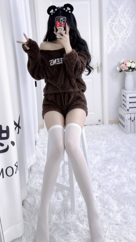 棕色绒毛套装猫耳美女白丝对镜摄影手机壁纸