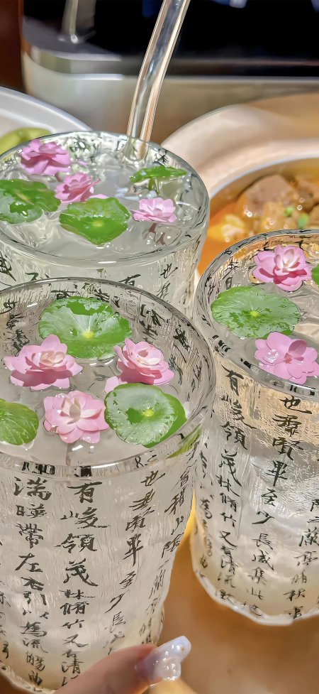 书法玻璃杯冰饮花瓣新中式情感文艺手机壁纸