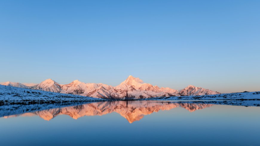 雪山倒影静湖日出粉金峰顶风景电脑壁纸