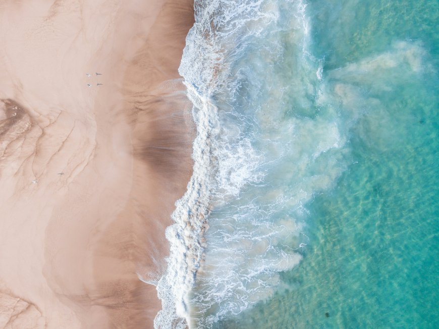 航拍沙滩海浪碧蓝海水俯瞰风景电脑壁纸