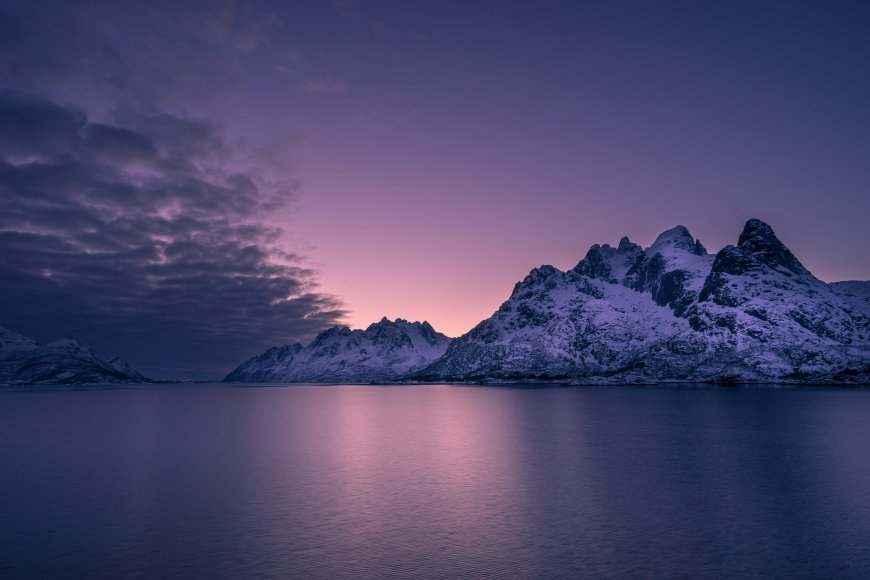 雪山湖泊暮色倒影紫色天空风景电脑壁纸