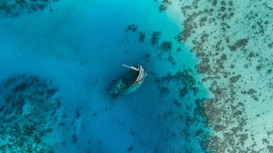 航拍沉船珊瑚礁碧蓝海水风景电脑壁纸