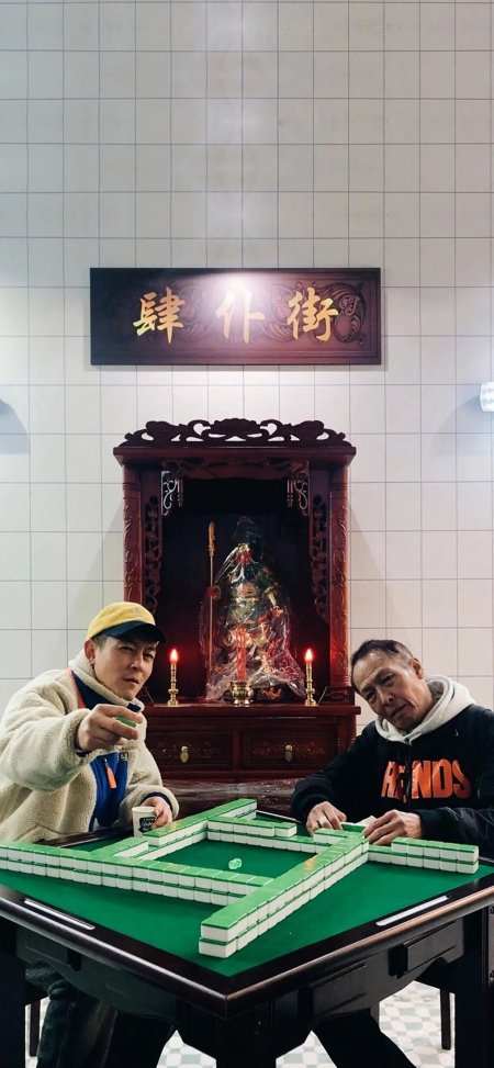 关帝庙前麻将桌双人街拍人物手机壁纸