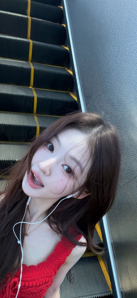 红衣长发扶梯俯拍耳机美女手机壁纸