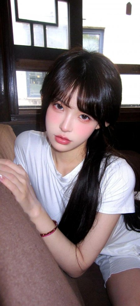 黑长直刘海粉腮红清新美女手机壁纸
