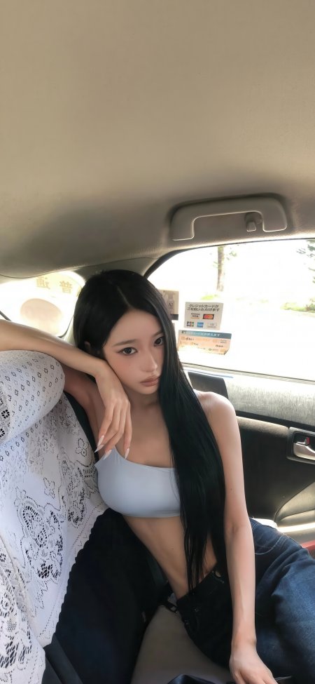 车内托腮蓝短上衣长发美女手机壁纸