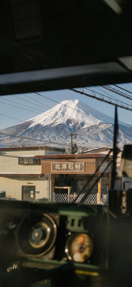 车窗远眺富士山雪顶晴空风景手机壁纸