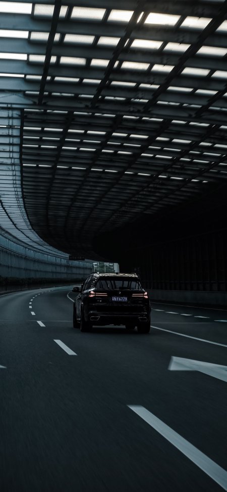 黑色宝马SUV隧道夜驶汽车手机壁纸