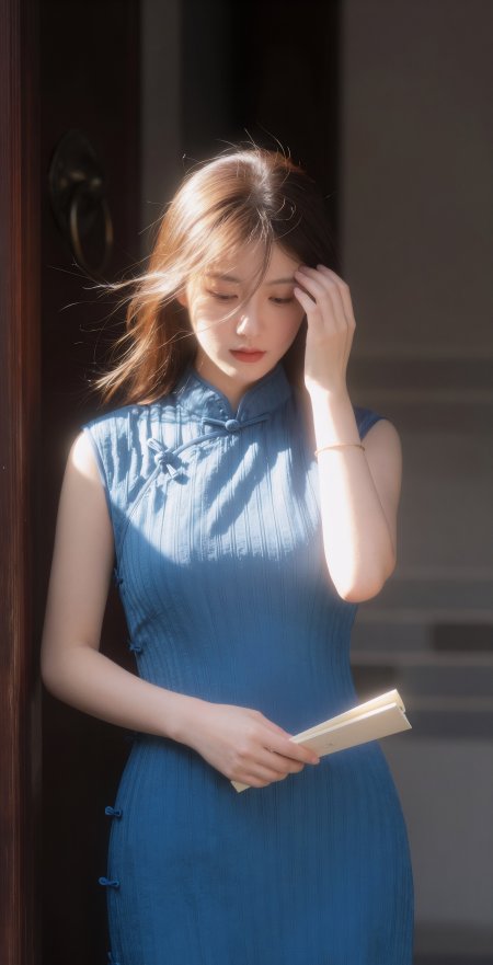蓝色旗袍折扇古门回眸美女手机壁纸