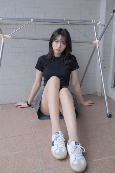 瓷砖阳台黑衣灰裙坐姿美女手机壁纸