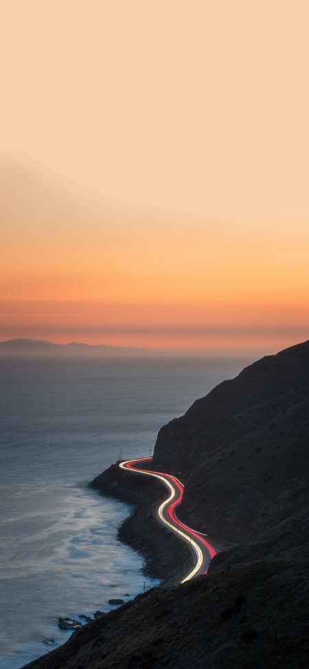 海岸公路车流光轨暮色风景手机壁纸