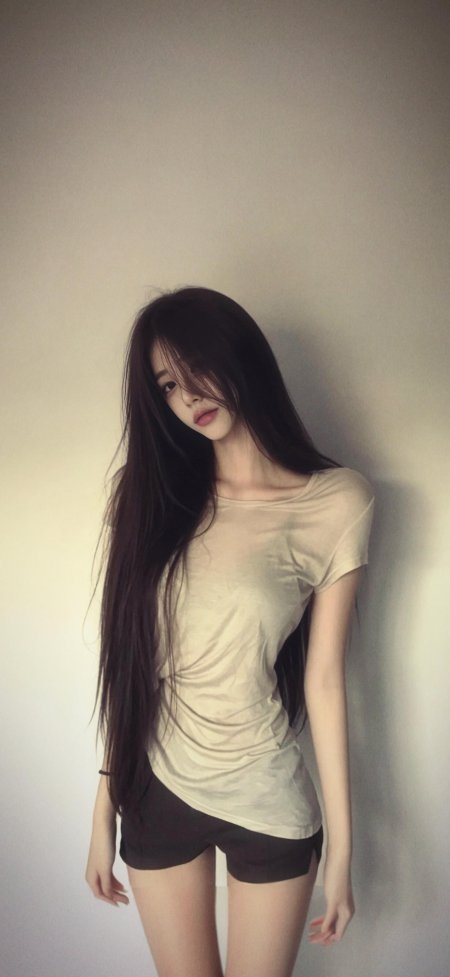 超长直发米色T恤清爽街拍美女手机壁纸
