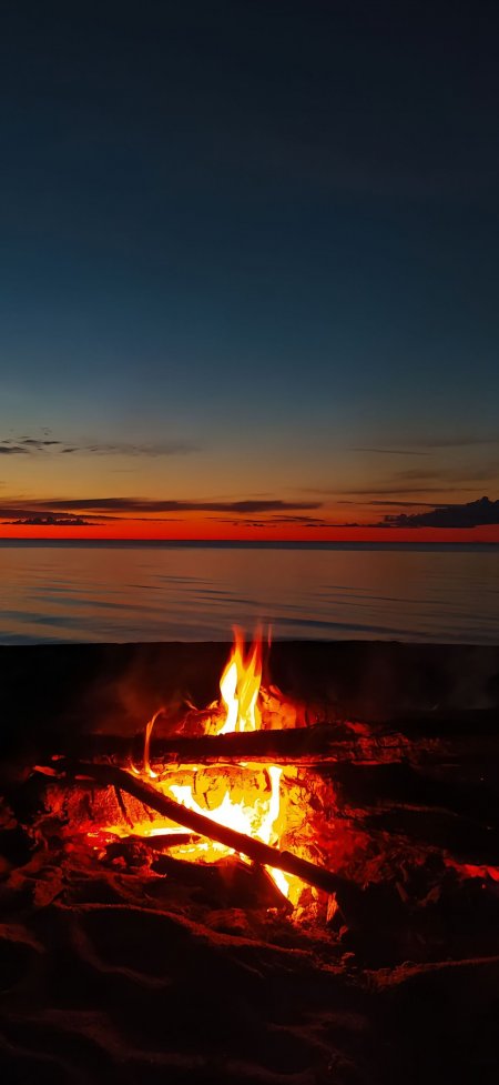 海边篝火橙焰暮色宁静治愈风景手机壁纸