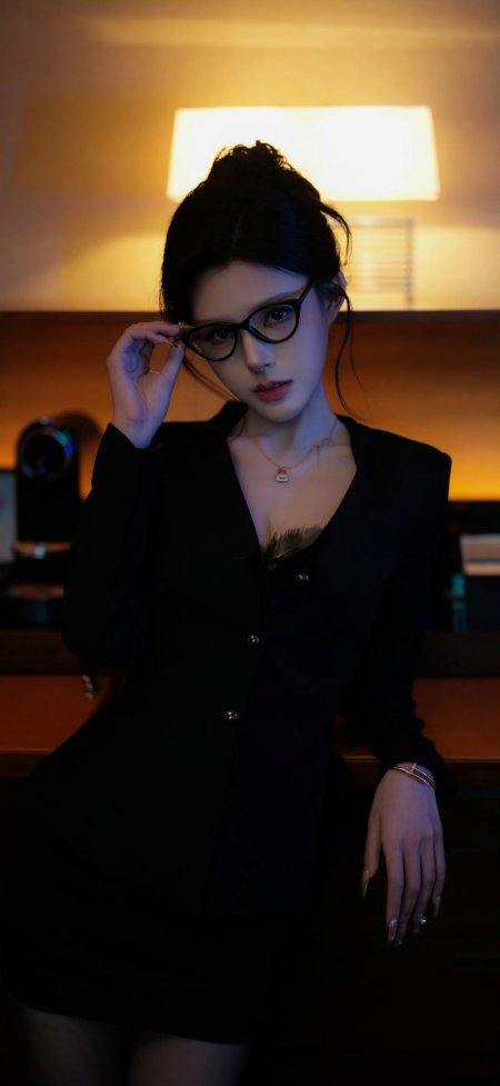 黑框眼镜黑西装盘发御姐美女手机壁纸