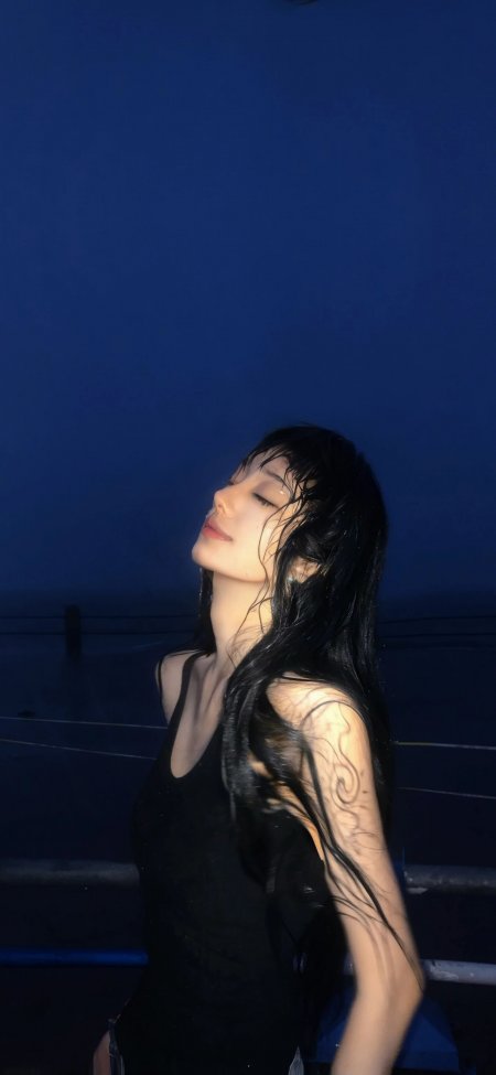 湿发闭眼蓝调夜空侧颜美女手机壁纸