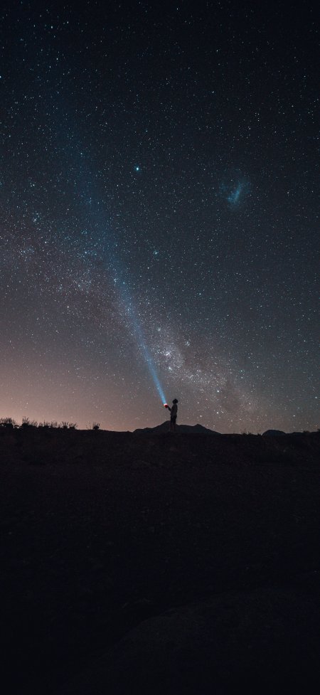星空剪影手电光束银河夜景风景手机壁纸